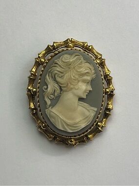 Vintage Oval Cameo Brooch Pendant in Cream and Blue with Gold Frame